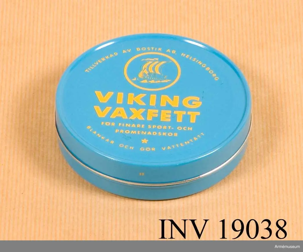 Viking vaxfett tillverkad av Bostik, Helsingborg för finare sport och promenadskor. Blankar och gör vatentätt. En blåmålad plåtburk innehållande en ofärgad skokräm. Text i gult på över och undersidan. Burken är rund och består av botten och lock.