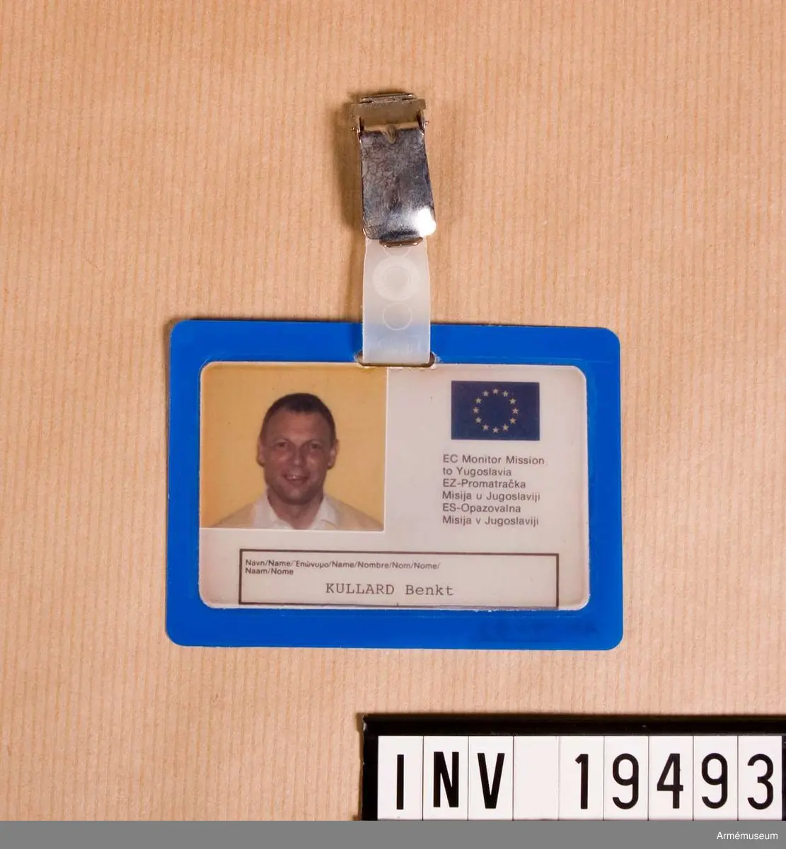 Identitetsbricka i plast och med foto av Bengt Kullgard och EG:s symbol de 12 gula stjärnorna på blå botten och text: "EC Monitor Mission to Yugoslavia" och denna text översatt till två språk till. På baksidan följande text "Tillhör europakommisionen." Denna mening är översatt till 9 språk. 
Ytterligare en mening finns att läsa: "Den person som finner detta kort skall ge det till polisen." översatt till 9 språk. På baksidan är Kullgards blodgrupp angiven, dvs 0+.

Samhörande nr AM.19483-19494