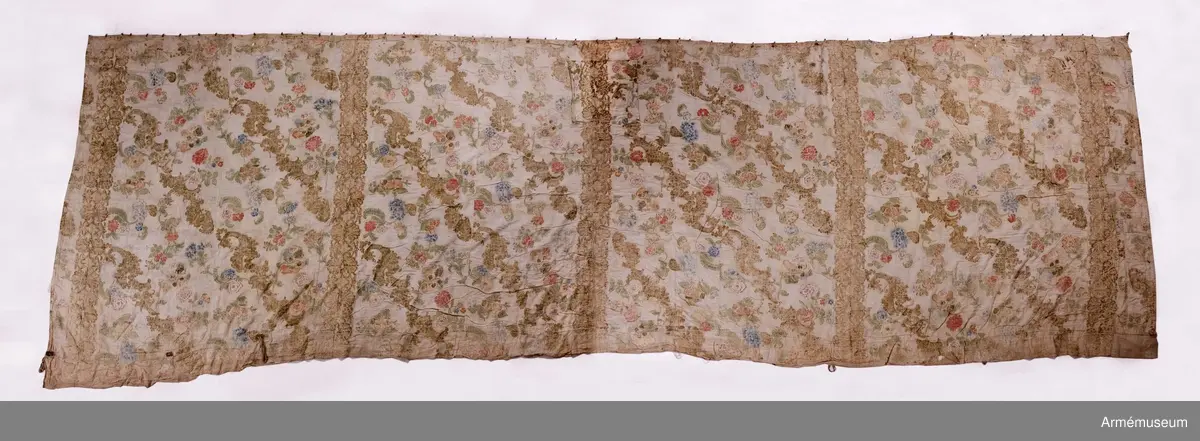 Tältvägg med utsida i linne och blommig insida. Mönstret tyder på 1700-tal och rokoko. Slingrande naturmotiv med blommor och frukter med ornamentik i ett ramverk av koraller och musslor. Pastell i rosa, pärlgrå och blågröna toner. 
Det Posseska tältet har troligen bestått av såväl ytter- som innertält. Antagligen var det Posseska tältet regementschefens bostad vid Axvalla hed under 1800-talets början. Omkretsen har troligen uppgått till 33 m.