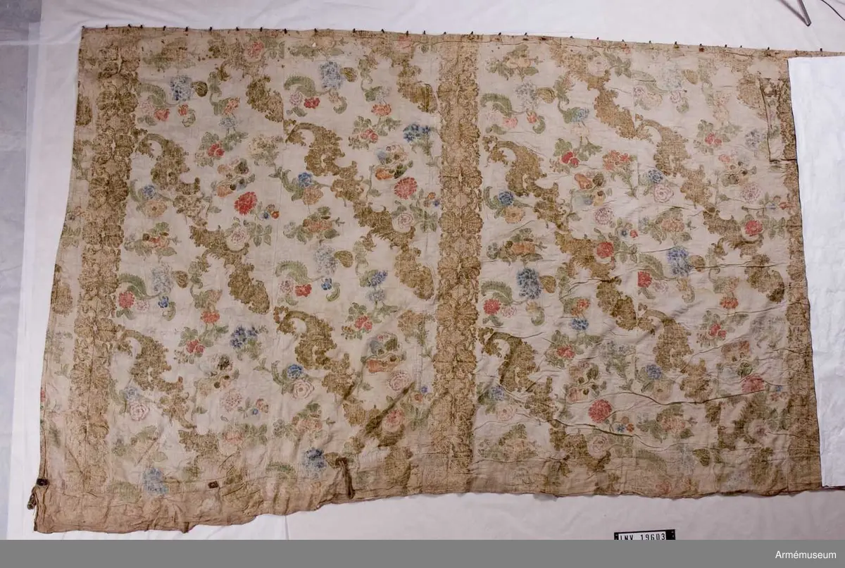Tältvägg med utsida i linne och blommig insida. Mönstret tyder på 1700-tal och rokoko. Slingrande naturmotiv med blommor och frukter med ornamentik i ett ramverk av koraller och musslor. Pastell i rosa, pärlgrå och blågröna toner. 
Det Posseska tältet har troligen bestått av såväl ytter- som innertält. Antagligen var det Posseska tältet regementschefens bostad vid Axvalla hed under 1800-talets början. Omkretsen har troligen uppgått till 33 m.