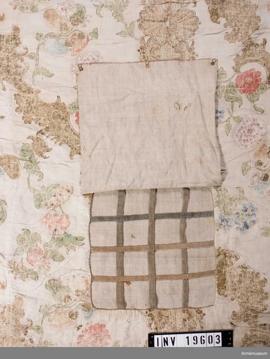 Tältvägg med utsida i linne och blommig insida. Mönstret tyder på 1700-tal och rokoko. Slingrande naturmotiv med blommor och frukter med ornamentik i ett ramverk av koraller och musslor. Pastell i rosa, pärlgrå och blågröna toner. 
Det Posseska tältet har troligen bestått av såväl ytter- som innertält. Antagligen var det Posseska tältet regementschefens bostad vid Axvalla hed under 1800-talets början. Omkretsen har troligen uppgått till 33 m.