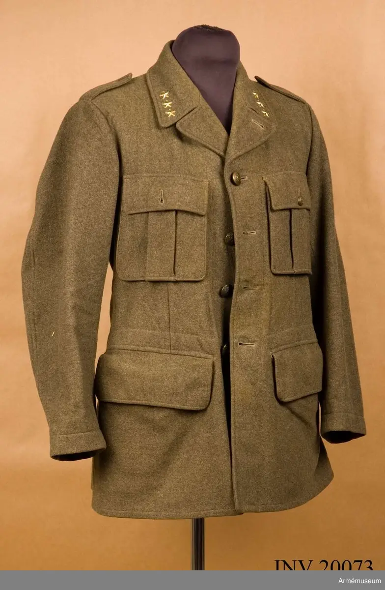 Grupp C I.
Ur uniform för svenska frivilligkåren. Ändrad och utdelad januari 1940 såsom uniform för Svenska frivilligkåren, senare ändrad för användning i Norge 13 april-20 juni 1940.
Gradbeteckning för kapten, placerad av kapten G Benckert.
Uniformen är försedd med norska knappar.