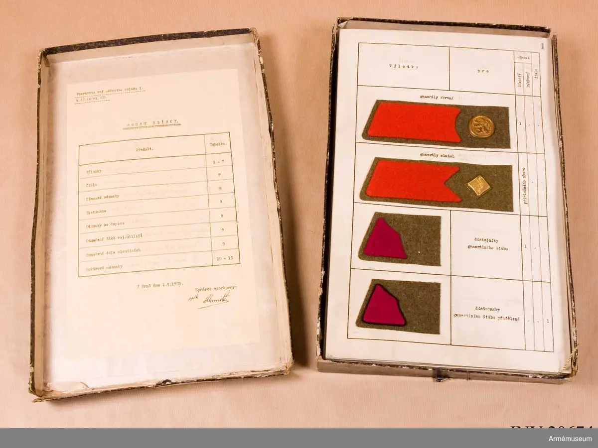 Grupp C I
Metallbrickor. Sexton ark med uppklistrade prover på distinktionstecken.

Samhörande nr är: AM.20674-5