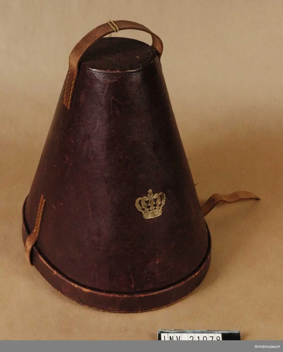 Grupp C I.
Ur uniform för officer vid Badisches Leibgrenadierregiment. Består av kappor, kolletter, syrtut, vapenrock, ridbyxa, långbyxor, hjälm, mössa, skärp, sabel m tillbehör.
Hjälm av svart lackerat läder med fram och bakskärm, avrundade. Framskärmen har beslag av vit metall. På hjälmens baksida finns en skena, som går från spetsen till nacken. Alla hjälmens metalldelar består av nysilver utom hakremmen som är av fjäll, s.k. tomlach. Foder av vitt skinn och siden med krona. Hakremmar av läder med ciselerade fjäll med rosetter av nysilver samt ett spänne. Kokarder: på hjälmens H sida under hakremsrosetten en svart- vit-röd =tyska nationalfärger. På V sida en gul-röd  =Badenska färger. Rikskokarden med ring av nysilver =officers tecken. Vapenplåt på framsidan med heraldiskt, badenskt vapen med stjärna.
Enl W Granberg.
