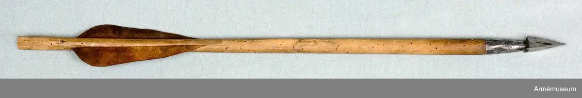 Samhörande gåva: 23411-7, pilar.
Grupp E I.
Inköpta från Landsmuseum i Zürich.