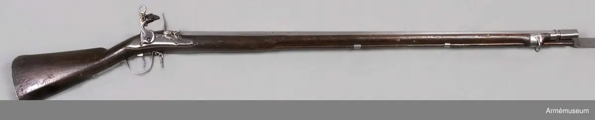Grupp E II.
Fransk typ.
Stämplarna är inte reproducerade. Frånsett anordningen för bajonett är vapnet fullkomligt likt musköt m/1690 (AM 4074). Nominalkaliber: 20,04 mm. Verklig kaliber: 19,85 mm. Loppets relativa längd: 54 kal.

PIPAN Kammarstycket 28,2 cm långt, baktill åttkantigt, framtill  på en längd av 2,1 cm sextonkantigt, längst fram begränsat av två insvarvade ränder. 3,55 cm framför det sistnämnda går ett  par liknande ränder kring det runda, långa fältet och 0,4 cm  längs fram åter ett par. Knappformigt korn 2,25 bakom mynningen lågt ståndsikte längs fram på svansskruvsstjärten. 4,8 cm bakom mynningen går en skarpkantig, 0,4 cm bred och 0,3 cm hög pip ring kring pipan. På kammarstycket finns till H ett inslaget bakvänt P eller  möjligen ett d, upptill kronstämpel och 3, till V en stämpel med  monogram av B och L, på undersidan ett inhugget P och ett A. Tre häften. Korsskruven går nedifrån.

LÅSET liknar fullkomligt 1690 års (AM 4074). Kullrigt bleck, varhake, läppskruven med ring, vars diameter är omkring 2 cm. Pannstjärten är kort, eldstålsfjäderns bukt går framför främre låsskruvens ände hanhalsen är baktill flat, eldstålsfjäderns skruv går utifrån och i stället för pannskruv finns en nit. På bleckets utsida ett inslaget S.

STOCK av svart björk. Plan kolvrygg, avrundad häl, kräva. I piprännans botten är P A inhugget. På kolvens högra sida 12. Framstocken slutar 5,1 cm bakom mynningen. 

JärnplåtsBESLAG består av en bakplåt, som är fäst med stift, stor varbygel, som baktill hålles fast av två stift,framtill av korsskruven, kort, med två stift fäst avtryckarebleck, S-formigt sidbleck, två släta mellanrörkor, 3 cm brett  krävbeslag och 1,7 cm brett näsbleck. Varbygelns bakre arm har en stämpel med A och M i monogram och den korta främre är längst fram utbildad till en ögla för den bakre rembygeln. Den främre, U-formiga rembygelns skruv genom kräva och  krävbeslaget.

LADDSTOCK av trä har på smaländen ett 5,8 cm långt järnbeslag med gängat hål för kratsen. Låset är tillverkat av bössmeden Pieter Starbhus i Stockholm.