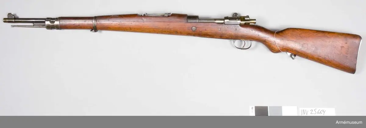 Grupp E II
På pipans och lådans V sida finns text med kyrilliska bokstäver som i översättning betyder "Staten Jugoslavien. Krigsteknisk fabrik - Kragojevad". På kolvens H sida finns Peter II:s krönta namnchiffer. 