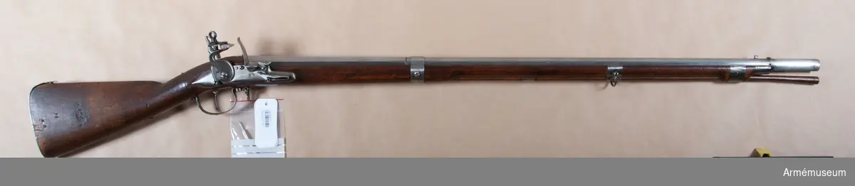 Musköt med flintlås.
Nominalkaliber 20,04 mm. Verklig kaliber 19,9 mm.

Frånsett karbinstången överenstämmer vapnet helt och hållet med infanterimusköten m/1716 (AM 4089). 

Kammarstyclet är 29,5 cm långt. Framtill är det på en längd av 4 cm, 16-kantigt, men baktill är det åttkantigt. Längst fram avslutas det av två insvarvade och en upphöjd rand. Det långa fältet är runt. En skarpkantig, kraftig pipring går kring pipan 9,3 cm bakom mynningen. Till höger genombrytes pipringens av ett 1,1 cm brett spår och nedtill på vänstra sidan har den en klack. Ett fyrkantigt, kraftigt järnkorn sitter 11,8 cm bakom mynningen och längs fram på svansskruvsstjärten sitter ett lågt ståndsikte. Kammarstycket har på översidan en stämpel med ett monogram I K samt dessutom en kronstämpel. På vänstra sidan finns en stämpel med ett monogram av I F. På undersidan sitter Jönköpings ring och en stämpel med R B. Korsskruven år nedifrån. 

Låset har varhake och kullrigt bleck, som baktill utlöper i en spets. Hanhalsen är baktill kullrig och läppskruvsöglan har en diameter 1,5 cm. Fängpannan har fals och lång stjärt, genom vilken hålet för den bakre låsskruven går. Pannskruven går utifrån. Eldtålsfjäderns bukt går bakom hålet för den främre låsskruven och skruven för denna fjäder är isatt utifrån. På låsbleckets utsida finns en stämpel med ett monogram av bokstäverna IBM och en med bokstaven I i skrivstil.

Stocken är brun och har kräva. Framstocken slutar 9,3 cm bakom pipmynningen. Kolvryggen är plan, men den plans ytan är mindre än på de äldre kolvarna varjämte holven här är längre. Baktill på kolvens högra sida är inslaset bokstaven D, siffran 2 och numret 94. På stocken till vänster om varbygelns främre arm finns ett stockmakaremärke, P L i monogram. På kolvens vänstra sida sitter flera svarta lacksigill med ett adligt vapen. Dessa sigill har fasthållit ett nu förkommet papper. 

Järnplåtsbeslagen består av bakplåt, som fasthålles med stift, förstärkningsskena i kolvhalsen, vilken skena framtill går under svansskruvsstjärten och fasthålles av korsskruven, men baktill är den fäst med en nedifrån kommande skruv, men baktill av en träskruv, och vars korta främre arn, som längst fram är utbildad till en ögla, fasthålles av korsskruven, långt avtryckarebleck, platt S-formigt sidbleck, ett 2,3 cm. brett band, som går kring pipa och framstock 30,3 cm. framför pipans bakände, en slät mellanrörka, ett 2,8 cm brett band, som går kring framstockens undre del 38,7 cm bakom pipmynningen och vars kanter är invikta i piprännan, ett 2,9 cm brett krävbeslag och ett 3,1 cm. brett näsbleck. Det förstnämnda bandet har nedtill på vänstra sidan en liten urtagningför karbinstångens främre fot och det andra bandet tjänstgör även som främre mellanrörka. Den nedre rembygeln är fäst vid varbygelns ögla, med den U-formade främre fasthålles av en skruv, som går genom det andra bandet och genom framstocken.

Dessutom finns karbinstång, vars fria del är 30 cm lång. Karbinstångens bakre arm har en längd av 5 cm., är platt med bräckte kanter och svagt bågböjd samt fasthålles framtill av den bakre låsskruven, baktill av en från höger, från utskärningen för låset, kommande skruv. Den främre foten sitter under det kring pipan och framstocken gående bandet och fasthålles av en från höger kommande skruv, som går genom bandet och framstocken. På stången löper en ring med yttre diameter av 3,4 cm.

Laddstocken är av trä och har på smaländen ett 5,3 cm långt, med ett gängat hål för kratsen försett järnbeslag.