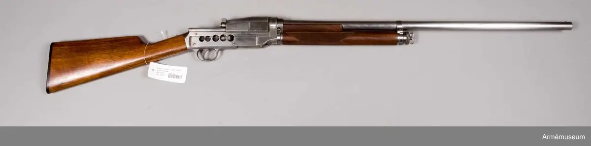 Grupp E XIV.
Automatisk kaliber 12. Mekanismen delvis genomskuren, vapnet för övrigt Sjögrens system 1908.