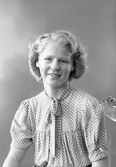 Enligt fotografens journal nr 6 1930-1943: "Andersson, Mona adr. Fru Adolfsson Här".