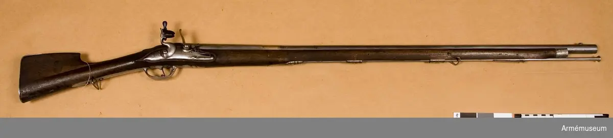 Grupp E II.
Infanterigevär med flintlås.
Namnchiffer AR Sachsen. På pipans över sida står R.B.P.C. N 22 samt nr 225 vilket även återfinnes på kolvens V sida.