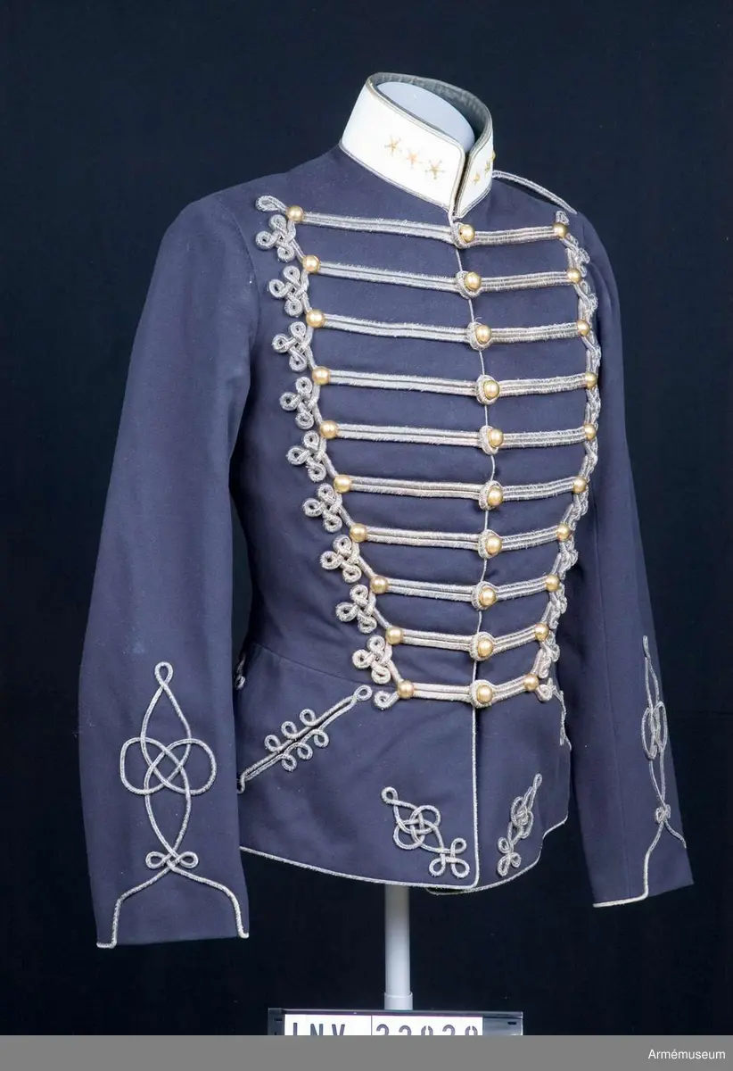 Grupp C I.
Ur uniform för ryttmästare vid Livreg:s husarer. Består av dolma, långbyxor, mössa med pompong och två plymer och två mössfodral.