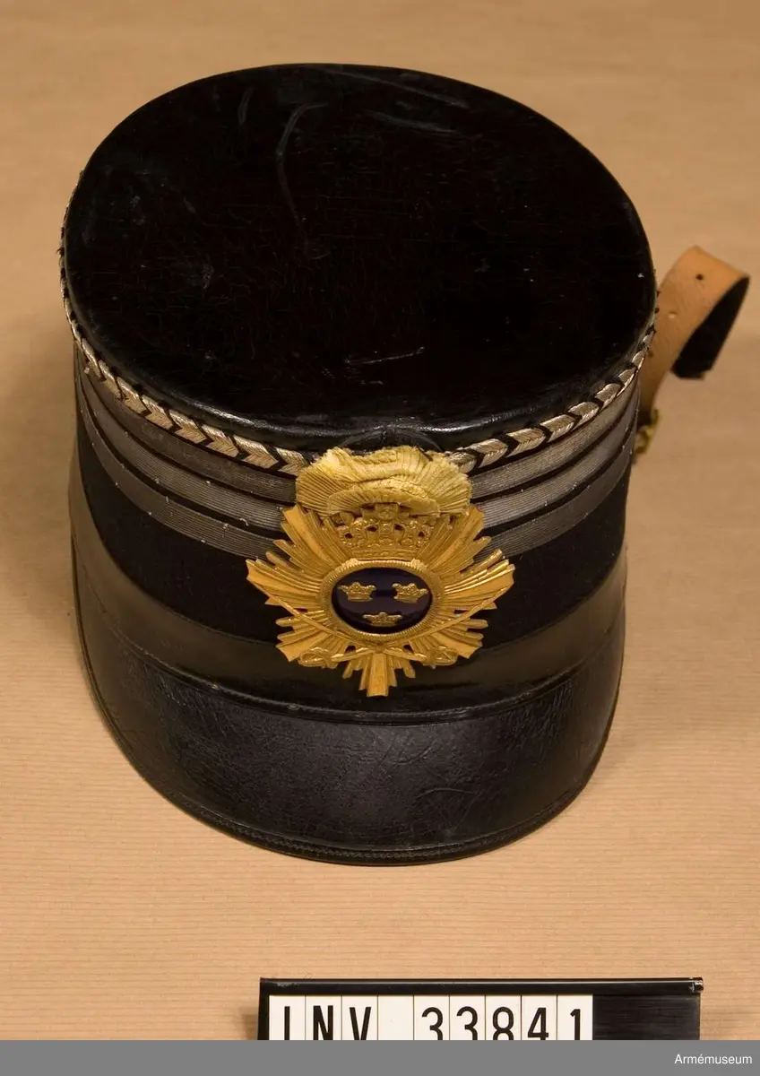Grupp C I.
Ur uniform för ryttmästare vid Livreg:s husarer. Består av dolma, långbyxor, mössa med pompong och två plymer och två mössfodral.