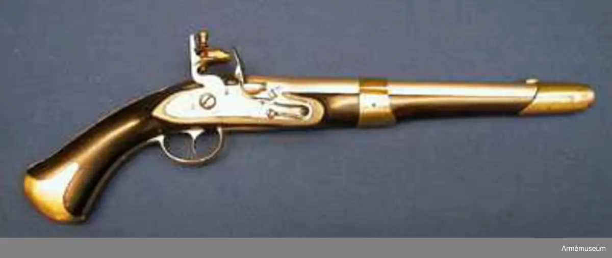 Flankörpistol m/1807 av Helvigs konstruktion, med flintlås. Kaliber: nominal 16 mm, verklig 16,55 mm. PIPAN är rund. Svansskruven har baktill en hake, som är inpassad i ett hål på det vid stocken fästa svansjärnet. Ett båtformigt mässingskorn sitter 4,1 cm bakom mynningen. På svansjärnet sitter ett högt ståndsikte. Svanskruvsjänet fasthålles av en uppifrån isatt korsskruv. På pipans översidan monogram av I T samt G B och en otydlig stämpel. På vänstra sidan numret 46 och på undersidan ett R. Loppet är slätborrat.

LÅSET har platt bleck, fängpannearm och eldskärm. Studeln har en egendomlig, kantig form. Slag- och eldstålsfjädrarna är så krökta att den främre låsskruven går inom deras bukter. På bleckets insida monogram av I M.

STOCK av björk och svart. På V sidan bakom sidblecket inslaget nummer 46 och årtalet 1811. Till V om varbygelns främre arm står nummer 29.

BESLAG av mässing. Kolvkappan har rätt korta, avrundade flikar och är hoptryckt från sidorna. Den fasthålles av en skruv i centrum. Varbygelns bakre arm går ned till kolvkappan och fasthålles av en skruv. Den korta främre varbygelsarmen har docka. Sidblecket är platt och böjt i rät vinkel. Pipan fasthålles av två band, vilka kvarhållas av stift. Näsbandet är ganska långt, litet utskuret för kornet och har nedtill en kort, bakåtgående spets. Det nedre bandet har en kort, framåtriktad spets. På sidbleckets utsida numret 46, G.S, PLB, otydlig kronstämpel och en stämpel med tre bokstäver, av vilka den första är oläslig och de två andra P S. På insidan siffran 5. På kolvkappans vänsta flik en understruken tvåa och under detta "21".Pistolen har "anslagsjärn" (se AM 34897) och är sålunda avsedd för löskolv.

Ett par pistoler m/1807 bestå av en blänkare- eller flankörpistol, lika den ovan beskrivna, samt en studsarepistol (se AM 34897). Till varje pistolpar hörde en löskolv, även kallad "löst anslag" och en lös järnladdstock. Löskolven och laddstocken passa till bägge pistolerna.