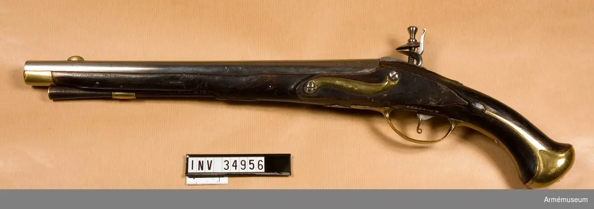 Pistol med flintlås.
Har använts av ryttare Nr 2 i Majorens kompani vid Livregementets kyrassiärkår.
