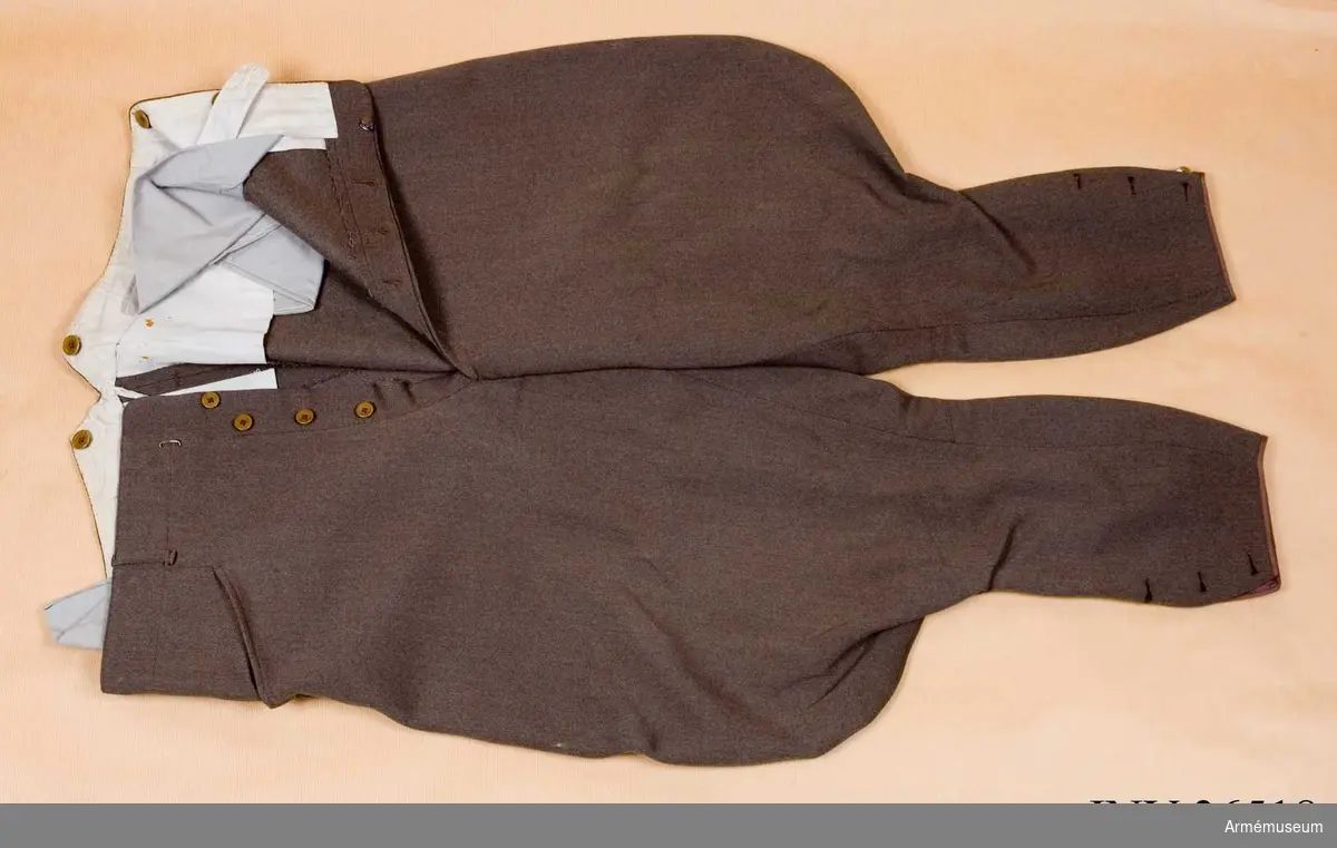 Grupp C I.
Ur uniform m/1939 för ryttmästare vid Skånska kavalleriregementets reserv.
Burna av ryttmästare Odd Olsen. Består av vapenrock, långbyxor, ridbyxor, mössa.