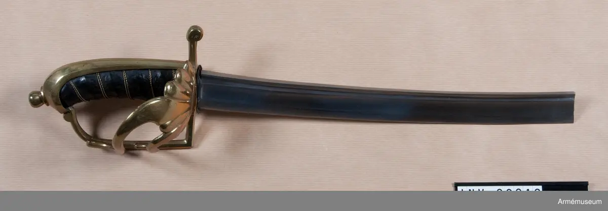 Sabel m/1759 för beridna jägare. Ursprunglig totallängd: 1040 mm. Ursprunglig klinglängd: 900 mm. Klingbredd upptill: 36 mm. Klingan är nu avbruten. 

Närmast ryggen har klingan en blodrand, men sedan är den skålslipad. 

Fästet är av mässing. Kaveln är klädd med svart läder och kring den går en bred spiralräffla 5 varv. I räffan befinner sig 2 mässingstrådar, båda är hoppsnodda av två parter, men den ena tråden är höger-, den andra västersnodd. Baktill har kaveln ryggbeslag, som framtill övergår i en låg kappa, vilket är försedd med en rätt stor nitknapp. 
Parerstången är rak och slutar baktill i en bredare knapp, på vars yttersida numret 21 är inslagen. Parerstången har liksom den från dess främre ända i rät vinkel utgående handbygeln åttkantigt tvärsnitt. På yttersidan finns en avlång, uppvikt parerplåt, vars kant är försedd med 5 st avrundade uddar. På utsidan har denna parerplåt 6 st räfflor, som gå ut i solfjäders form och som giva parerplåten ett musselliknande utseende. Från parerplåtens överkant gå 2 st S-formigt krökta spänger till handbygeln. På innersidan utgörs skyddet av en tumbygel, som nedtill är bredare och som där på utsidan pryds av 4 räfflor och vars kant slutar i 4 uddar. Arbetet påminner mycket om det på hirschfängare 1932:5094 och 1932:5138.