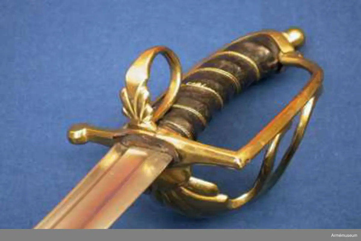 Sabel m/1759 för beridna jägare. Ursprunglig totallängd: 1040 mm. Ursprunglig klinglängd: 900 mm. Klingbredd upptill: 36 mm. Klingan är nu avbruten. 

Närmast ryggen har klingan en blodrand, men sedan är den skålslipad. 

Fästet är av mässing. Kaveln är klädd med svart läder och kring den går en bred spiralräffla 5 varv. I räffan befinner sig 2 mässingstrådar, båda är hoppsnodda av två parter, men den ena tråden är höger-, den andra västersnodd. Baktill har kaveln ryggbeslag, som framtill övergår i en låg kappa, vilket är försedd med en rätt stor nitknapp. 
Parerstången är rak och slutar baktill i en bredare knapp, på vars yttersida numret 21 är inslagen. Parerstången har liksom den från dess främre ända i rät vinkel utgående handbygeln åttkantigt tvärsnitt. På yttersidan finns en avlång, uppvikt parerplåt, vars kant är försedd med 5 st avrundade uddar. På utsidan har denna parerplåt 6 st räfflor, som gå ut i solfjäders form och som giva parerplåten ett musselliknande utseende. Från parerplåtens överkant gå 2 st S-formigt krökta spänger till handbygeln. På innersidan utgörs skyddet av en tumbygel, som nedtill är bredare och som där på utsidan pryds av 4 räfflor och vars kant slutar i 4 uddar. Arbetet påminner mycket om det på hirschfängare 1932:5094 och 1932:5138.