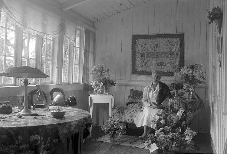 Enligt fotografens journal nr 6 1930-1943: "Gadelius, Fröken Stenungsön".