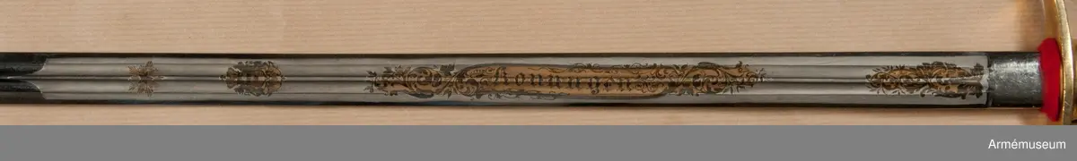 Klingbredd upptill 222 mm. Sabeln är fullkomligt AM 39928 men klingan är kortare. Den officiella längden på klingor m/1899 är 80 cm. Vid vapnet är fästat en fastställningslapp.