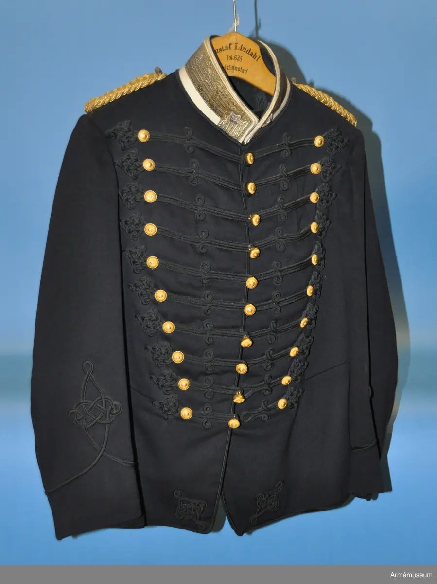 Attila av mörkblått kläde med vit krage med generalmajors gradbeteckning.