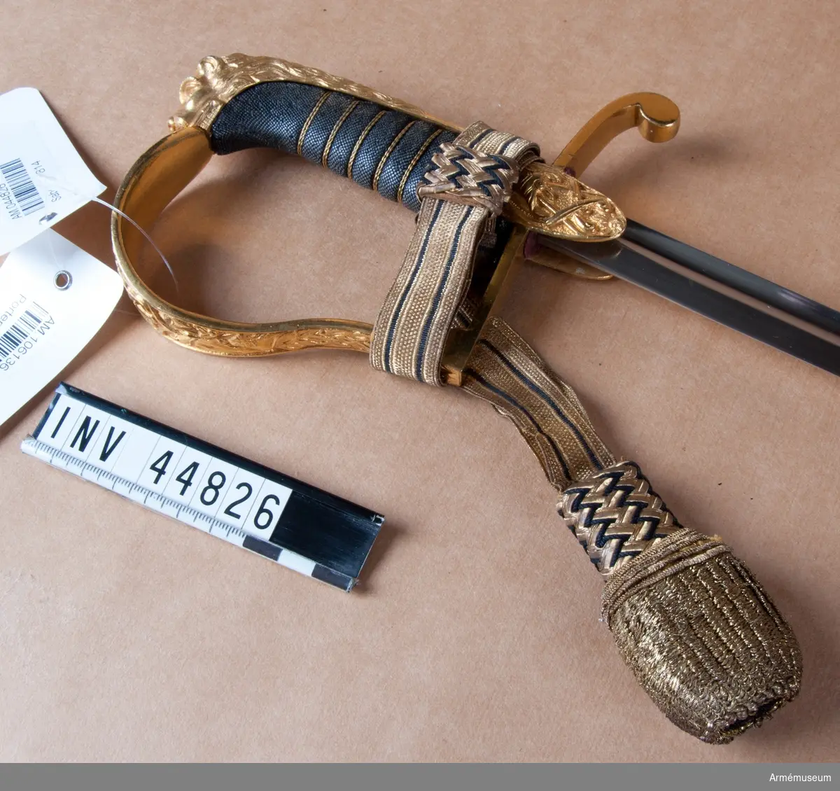 På insidan av handbygeln är ingraverat: "Lars Tingsten från en god vän".