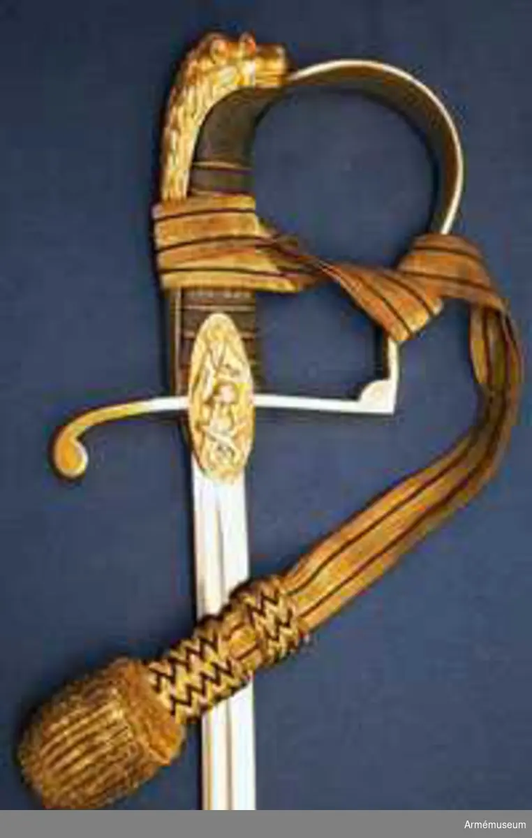 På insidan av handbygeln är ingraverat: "Lars Tingsten från en god vän".