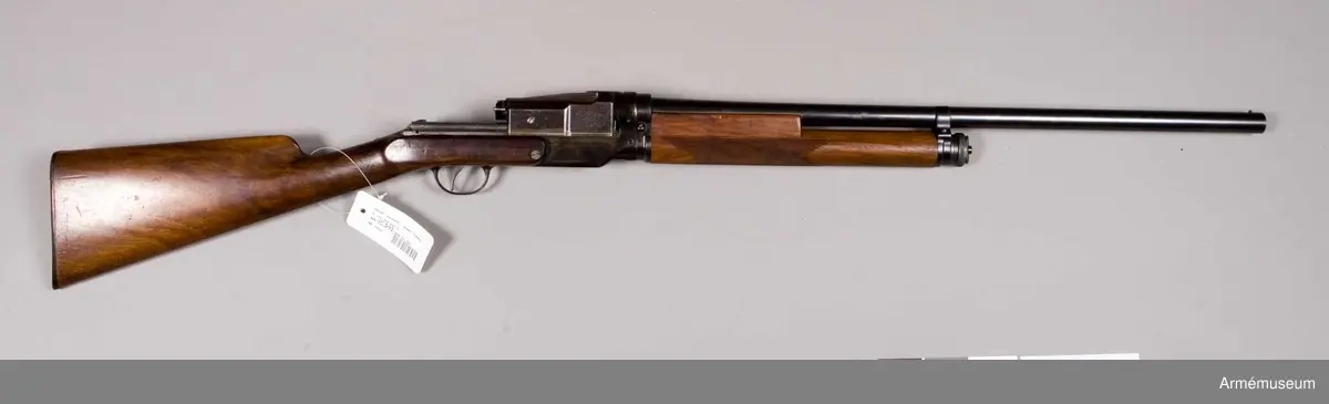 Grupp E IV e.
Sjögrens system. Kaliber 12. Tillverkningsnummer 103. Pipan märkt med S, en "krona" cyl 103.