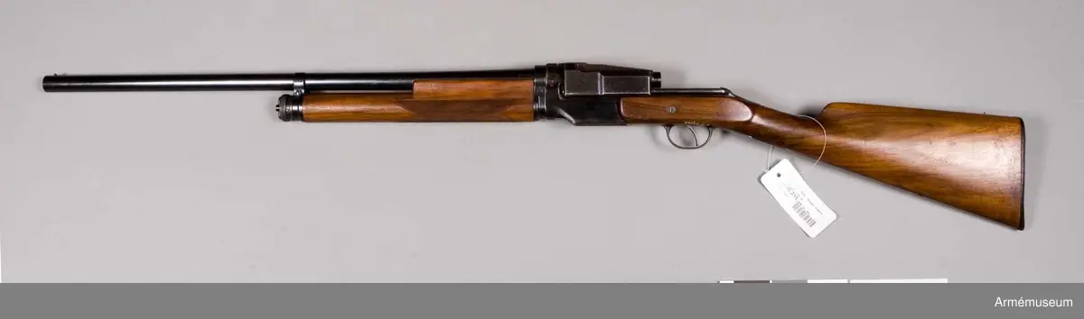 Grupp E IV e.
Sjögrens system. Kaliber 12. Tillverkningsnummer 103. Pipan märkt med S, en "krona" cyl 103.
