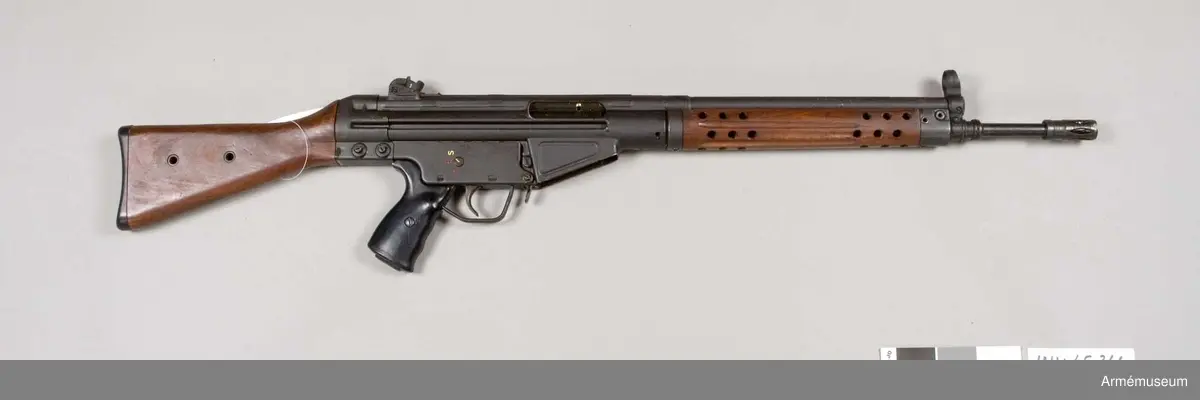 Grupp E IV.
Tysk tillverkning. Ursprungligen spansk modell 1958. System  Cemte. Konstruktion av tyske ingenjören E Vorgrimmler, då kamrad för patroner med kal. 7,92 mm scort, senare 7,62 mm ammunition av natotyp.
Detta ex. är kamrad för svenska 6,5 mm. ammunition och  har provats vid de svenska försöken 1960-64. Handskydd av trä. Hel- och halvautomatisk eldgivning.