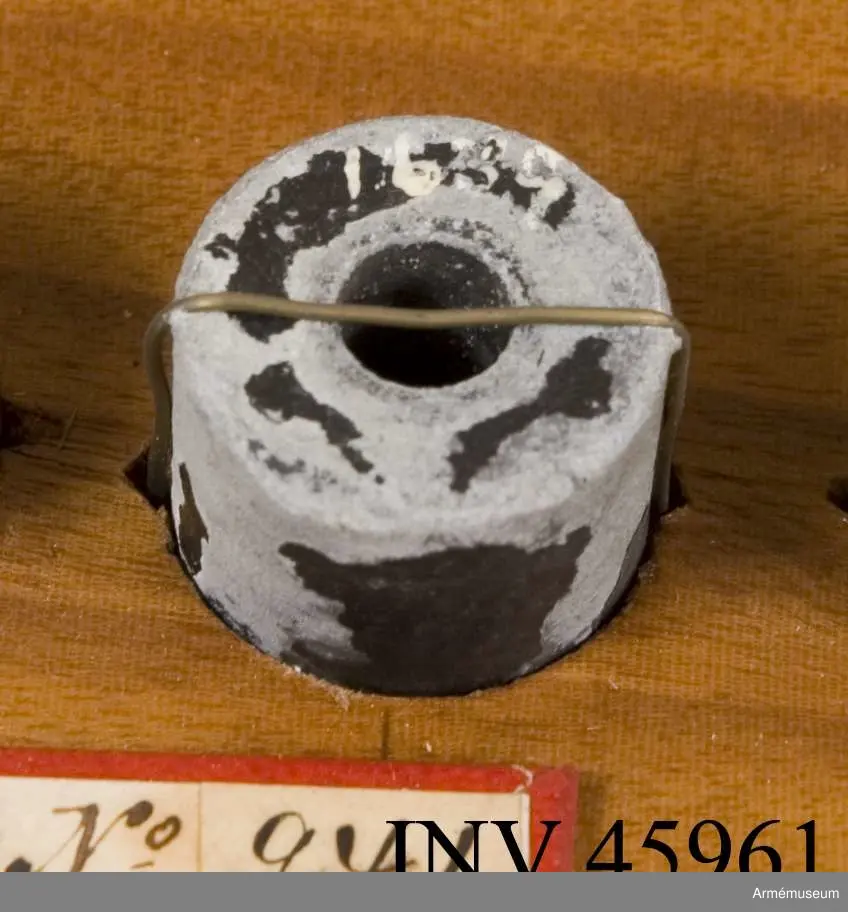 Grupp E V.
Blykula till espignol konstruerad av norske kapten Fredriksen 1841.

Ur Spaks katalog 1914:
C 941 5 st blykulor av olika storlek och form för espignol av den norska kaptenen Fredrikséns projekt 1841*.
(Jmfr danska espignolen A 266).

*Kulorna äro längs sin axel genomborrade och alla, utom den främsta, fyllda med mjölkrutssats. Emellan varje kula inlades ett lager krut, och antändningen skedde från mynningen medelst ett friktionsrör (C 765), som insattes i den främsta kulans urborrning, varefter kuorna utskjötos med en paus av 30 sekunder.
2019-12-09 EW