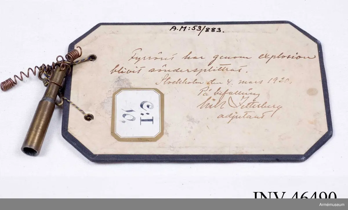 Grupp E V.
Text på modellappens baksida: Fyrröret har genom explosion blivit söndersplittrat. Stockholm den 4 mars 1920. På befallning Erik(?) Zetterberg adjutant