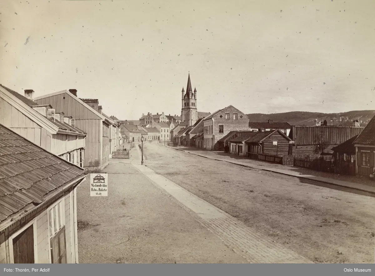 gateløp, trehusbebyggelse, firmaskilt, Grønland kirke