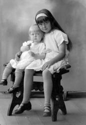 Enligt fotografens journal nr 5 1923-1929: "Enander, Gunvor 