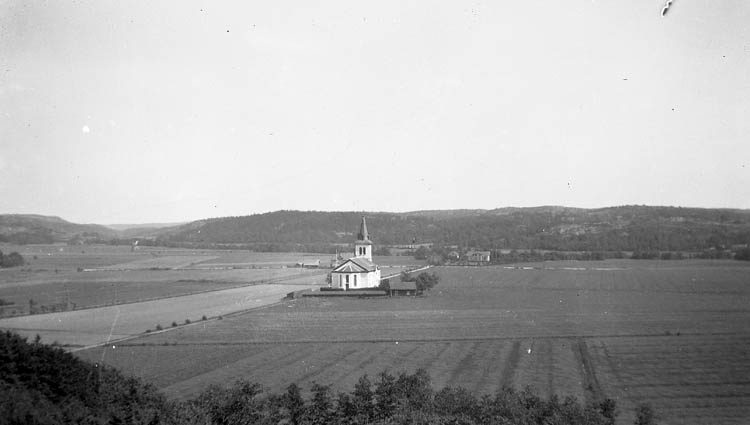 Enligt medföljande text: "Ödsmål, vy Ödsmåls kyrka".













