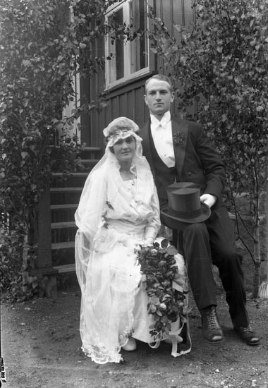 Enligt fotografens journal nr 4 1918-1922: "Helgesson, Brudparet Här".