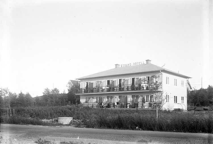 Enligt fotografens notering: "Norum, Stenungsund. Strand hotell".



