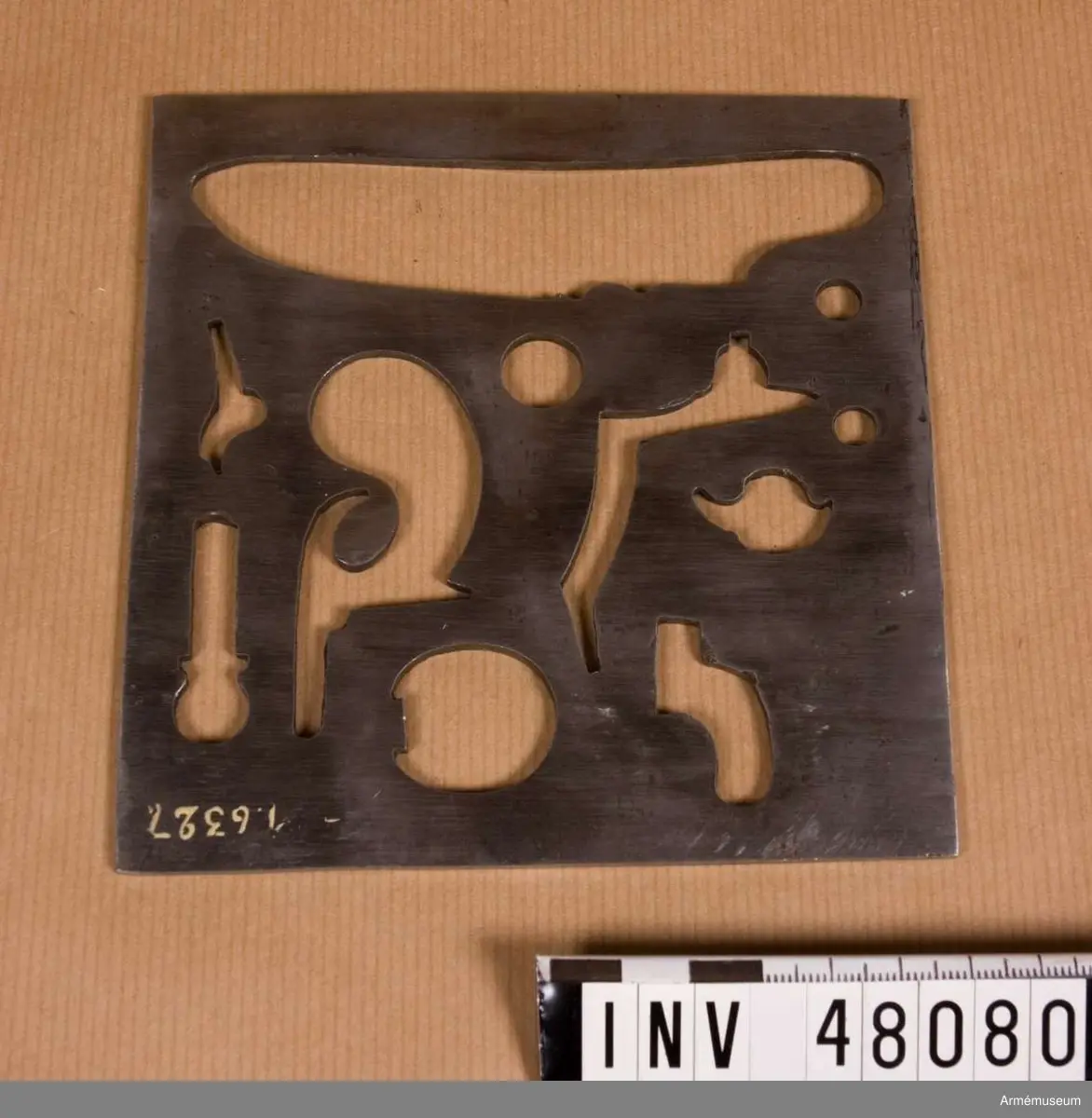 Samhörande nr är 48079-81, besiktningsinstrument. 
Grupp E VIII. 
Samhörande besiktningsinstrument är krypbleck för låsbleck med flera delar på gevär, på pistol och pistollås i halvspänn. 