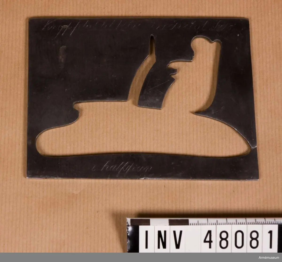 Samhörande nr är 48079-81, besiktningsinstrument. 
Grupp E VIII.
Samhörande besiktningsinstrument är krypbleck för låsbleck med flera delar på gevär, på pistol och pistollås i halvspänn. 