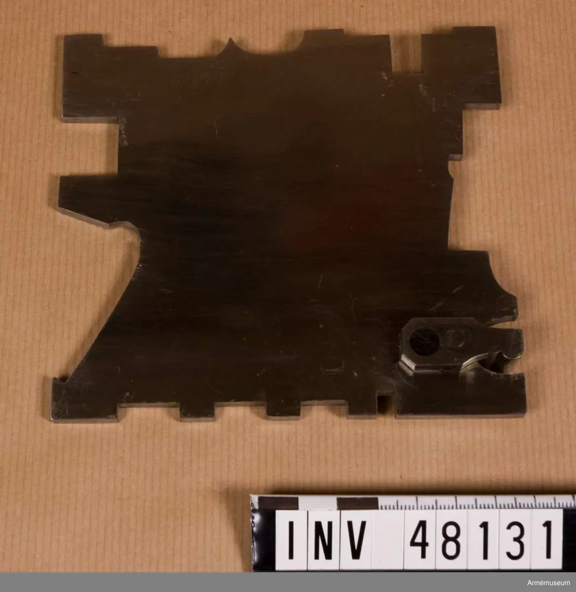 Samhörande nr är 48125-37, besiktningsinstrument. 
Krypbleck till alla delar av pipa och lås.
Grupp E VIII. 
Samhörande är besiktningsinstrument till refflat kammarladdningsgevär m/1860-4. 
Bestående av låda, kalibertolk, bajonettolk, mynningshylsa, låsskruvskiva, 8 st krutbleck till alla delar av pipa och lås.