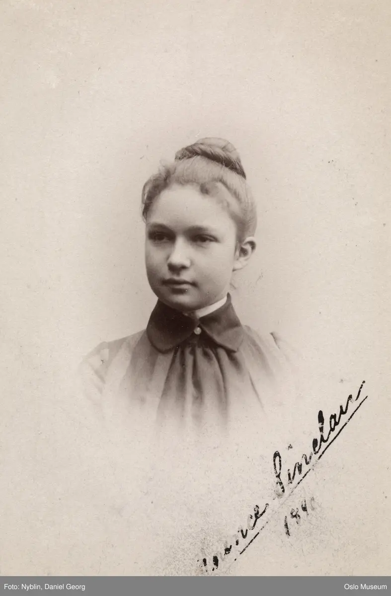 portrett, kvinne, vignettert brystbilde