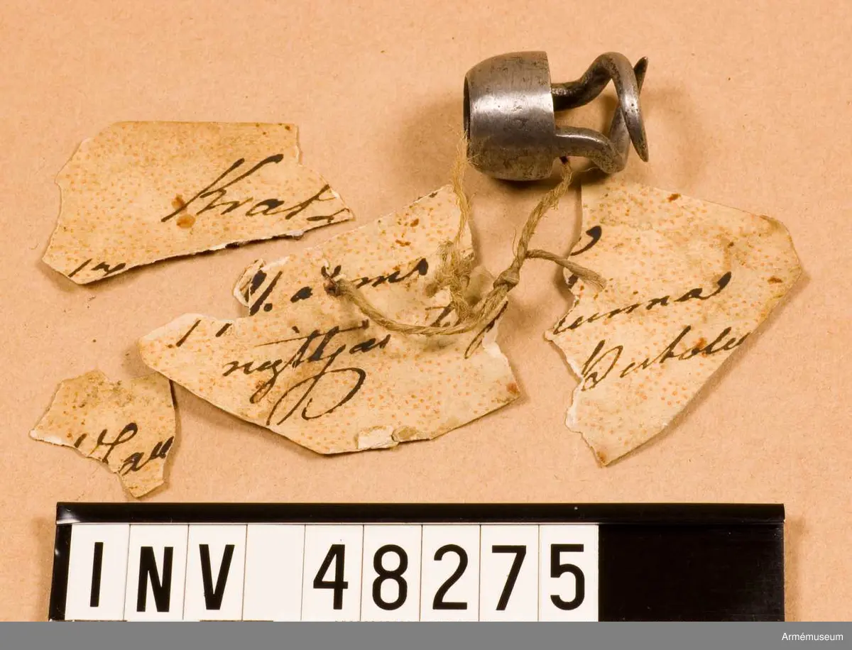 Grupp E VIII.
Text enligt vidhängande lapp: Kratzar 1791. års kunna nyttjas till pistol. På baksidan: 495 skrivet med rödpenna (modellkammarnummer) samt ett rött lacksigill med en bokstav i: F. 
Kratsen stämplad: LS, under ena "klon".