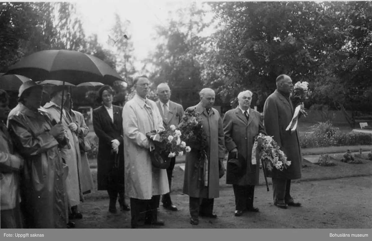 Enl. text på kopians baksida: "Lomina 15/7 1952.
Vid Hjältegrafmonumentet i Lomina kyrkogård Representanter för Norge, Danmark och Sverige lägger ned blommor vid monumentet. (*Skien.Thisdag, Uddevalla).