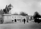 Kungstorget med dubbelstatyn och Uddevalla Saluhall med Saluhallskaféet