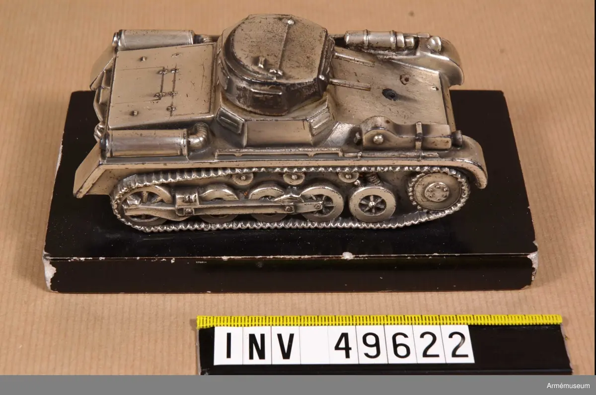 Grupp E XII.
Modell monterad på stenplatta med silverplåt "Panzer Regiment 5 dem Major Bratt (30.1.37).