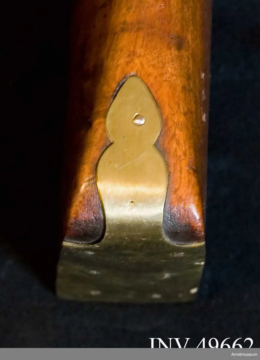 Grupp E XIV.
Loppets relativa längd är 75,8 kal.Afrikanskt gevär med flintlås. Pipan är längre och kolvens form  är annorlunda än på AM.049655-9. Barker. På kolven högra sida återfinns numren 26 och 166.