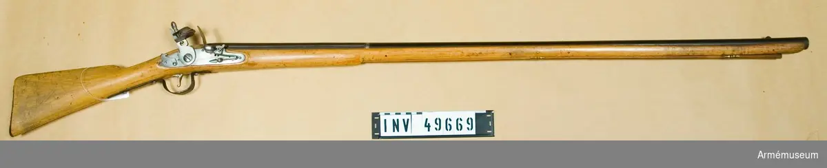 Grupp E XIV.
Loppets relativa längd är 67 kal. Afrikanskt gevär med flintlås. Pipan är blåanlöpt. På pipan och kolven "233".