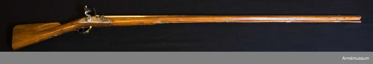 Grupp E XIV.
Loppets relativa längd är 74,8 kal.Afrikanskt gevär med flintlås. Inlagt med mässingsornament, lås och beslag är gaverad. På kolven finns nummer 25 och 190.