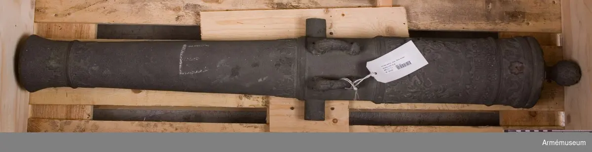 Grupp F I.
Ur kapten F A Spaks katalog 1888: Kanonen är ett enkelt eldrör av metall. Druvan är bladknoppsformig.
BOTTENSTYCKET. Fängpannan är musselformig med uppstående kanter, omedelbart framför kammarsiraterna. På ömse sidor om fäng- pannan finns en S-formigt svängd bladranka (relief). Mellan  kammarbandet och bakfrisen finns Gripenhielms vapensköld (enligt  Spak; relief) samt under densamma inskriptionen (plattrelief):  NILS: GRIPRENHIELM. FRIHERRE. LANDZHÖFDIN ÖFWER STORA KOPARBER.  LÄHN 1703. (Obs! De båda sista bokstäverna i LANDZHÖFDIN är  nästan utnötta men torde vara IN). Omedelbart bakom bakfrisen  finns en bård (i relief) av utbredd akantusblad (bakfrisen utgör  baslinje). Bården saknas på kanonens undersida, på ca 1/3 av  dess omkrets.
TAPPSTYCKET. Tapparnas fria ända är ornerad i stiliserat blomm- önster.
LÅNGA FÄLTET. Omedelbart framför framfrisen finns en likadan  bladbård som bakom bakfrisen. Denna går dock runt hela kanonen. Trumfen trumpetförstärkt med korn och omedelbart bakom detta en liten rund, skålformig fördjupning.

Mått:
Eldrörets längd är 105,5 cm.
Bottenstycket
Bottenstyckets största diameter 14 cm, Bottenstyckets minsta diameter 13,5 cm, Kammarsiraternas bredd 4 cm, Kammarsiraternas bandsläge 8 cm, Kammarsiraternas bandsbredd 1,5 cm.
Tappstycket
Tappstyckets största diameter 13 cm, Tappstyckets minsta diameter 13 cm, B. frisläge 31,5 cm, B. frisbredd 2 cm, Delfinens läge 37cm, Delfinens längd 10 cm, Delfinens höjd 5 cm, Tappläge I 43 cm, Tapplängd 4 cm, Tappdiameter 4,5 cm.
Långa fältet
Långa fältets största diameter ca 12 cm, Långa fältets minsta diameter ca 9,5 cm, Fr. frisläge 47,5 cm, Fr. frisbredd 2 cm, Halsbandsläge 95 cm, Halsbandsbredd  1,5 cm, Trumfens största diameter 12 cm
