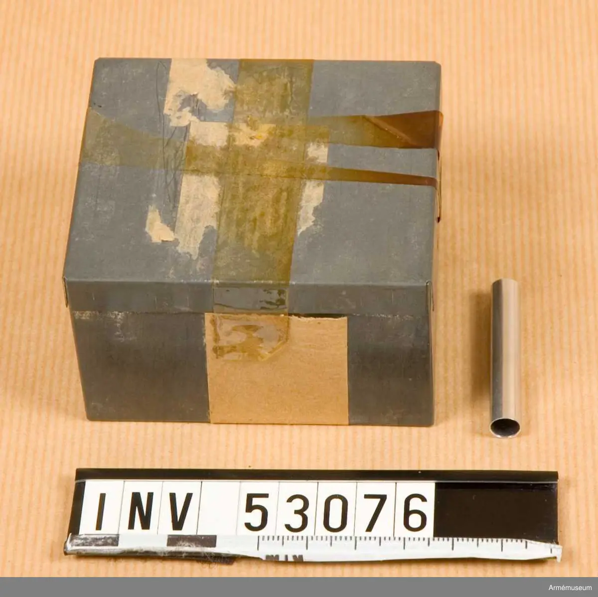 Grupp E V, F III, G III.
Plåtask för sprängpatron m/1946 och övningspatron m/1946.
Innehåller 10 sprängpatroner.